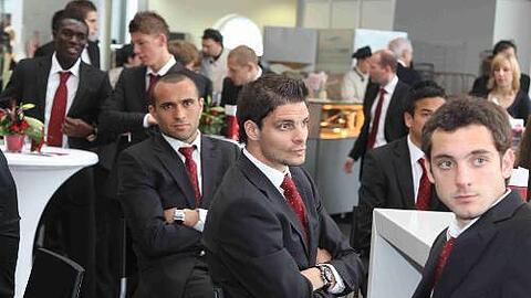 Wohin geht es mit dem Club in Zukunft? Juri Judt (vorne), Angelos Charisteas und Jaouhar Mnari beim Neujahrsempfang zwischen Zuversicht und Skepsis.