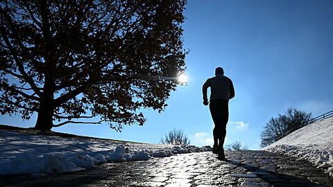 Die Sonne zeigt sich am ehesten an den Alpen.