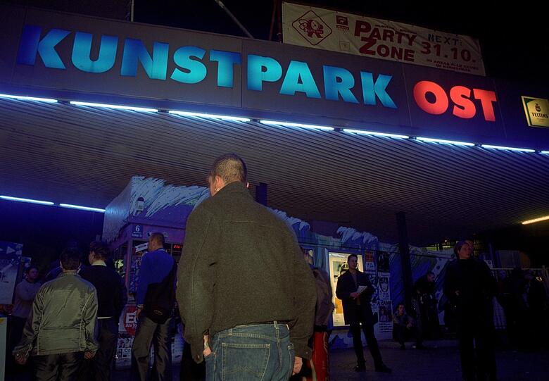 Das Versprechen von großer Freiheit: Der legendäre Eingang zum Kunstpark Ost bei einem der Partyzone-Events die sich über 30 Areas und alle Clubs erstreckten. Das Versprechen von großer Freiheit: Der legendäre Eingang zum Kunstpark Ost bei einem der Partyzone-Events die sich über 30 Areas und alle Clubs erstreckten.