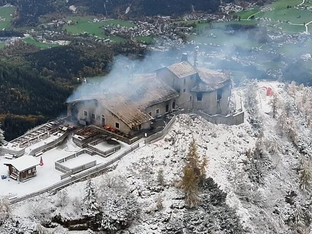 Rauch steigt aus der Ruine auf, die auf mehr als 1800 Metern liegt.