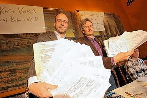 Die Pendler Thomas Meiler (li.) und Richard Mergner sammeln Unterschriften und fordern von der Bahn Entschädigung.