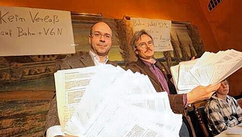 Die Pendler Thomas Meiler (li.) und Richard Mergner sammeln Unterschriften und fordern von der Bahn Entschädigung.