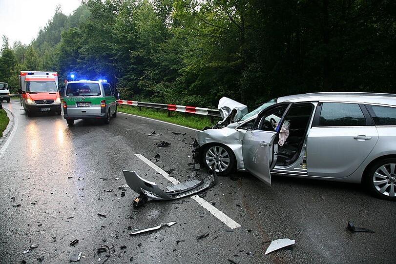 Horrorcrash mit glücklichem Ausgang: Ein 30-jähriger BMW-Fahrer prallt mit einem LKW-Hänger zusammen - wird aber glücklicherweise nur leicht verletzt.