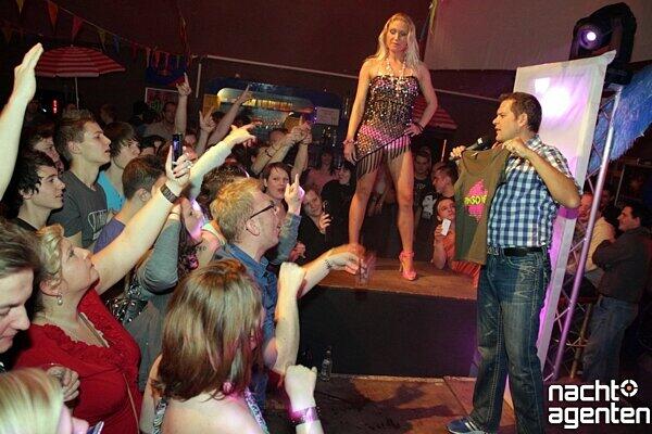 13 Jahre Nachtgalerie: "Malle live vs Party Pornös". Am Freitag gewährte Sexy Mia den Partygästen tiefe Einblicke. Noch mehr Fotos gibt es hier www.nachtagenten.de.