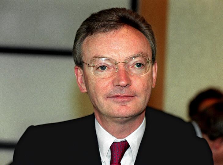 Klaus Esser, 30 Millionen Euro Als Vorstandschef von Mannesmann fädelte er 2000 die Übernahme des Konzerns durch Vodafone ein und kassierte zum Abscheid kräftig.