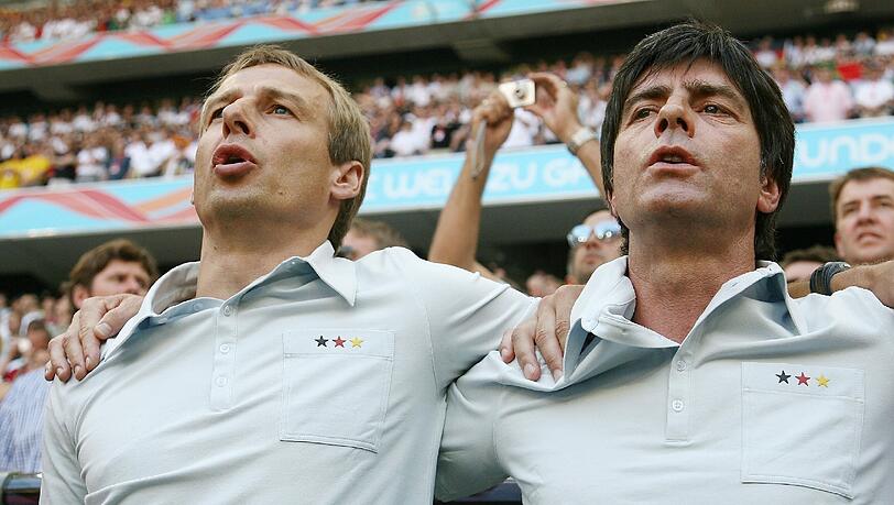 Singen zusammen die Nationalhymmne vor dem Achtelfinale 2006 gegen Schweden: Der damalige Nationaltrainer Jürgen Klinsmann (l.) und sein Co-Trainer Jogi Löw. Singen zusammen die Nationalhymmne vor dem Achtelfinale 2006 gegen Schweden: Der damalige Nationaltrainer Jürgen Klinsmann (l.) und sein Co-Trainer Jogi Löw.