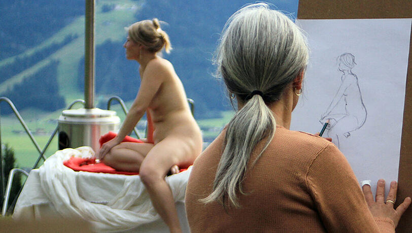 Das Aktposen auf der Alm erfordert ein wenig Durchhaltevermögen. Auf der Höhe kann es schon mal frischer werden. Das Aktposen auf der Alm erfordert ein wenig Durchhaltevermögen. Auf der Höhe kann es schon mal frischer werden.