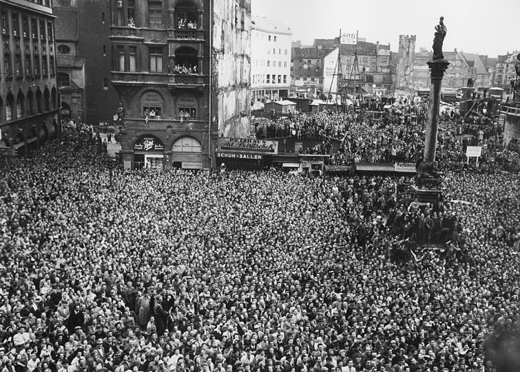 Das Wunder von Bern: Münchner empfangen am zerstörten Marienplatz die Fußball-Weltmeister-Mannschaft von 1954.