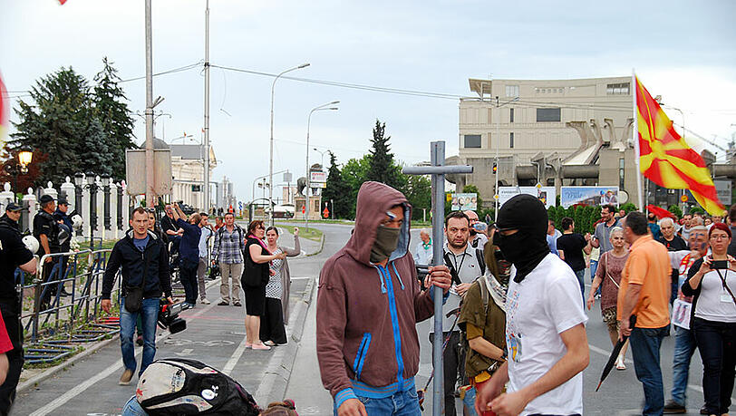 Die Bürger Mazedoniens protestieren gegen ihre korrupte Regierung - mit Farbbeuteln. Die Bilder. Die Bürger Mazedoniens protestieren gegen ihre korrupte Regierung - mit Farbbeuteln. Die Bilder.