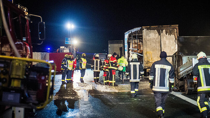 Im Kleinlaster verbrennen zwei Menschen nach dem Auffahrufall auf der A6. Die Bilder der Nacht.