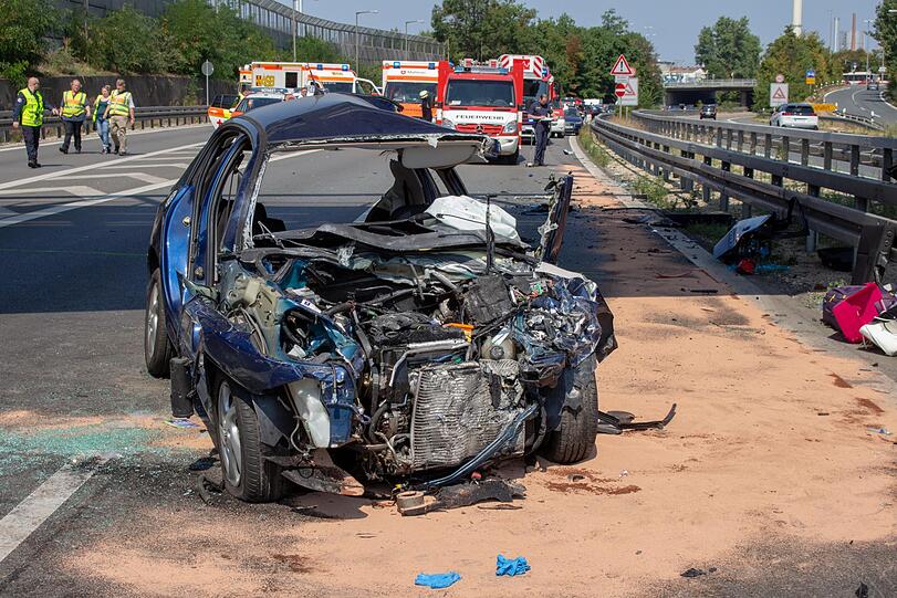 Der Pkw wurde komplett zerstört, sowohl die Fahrerin als auch der Fahrer erlitten schwere Verletzungen. Auch viele Insassen im Bus wurden verletzt. Die Bilder vom Unfallort auf der A73 bei Nürnberg.