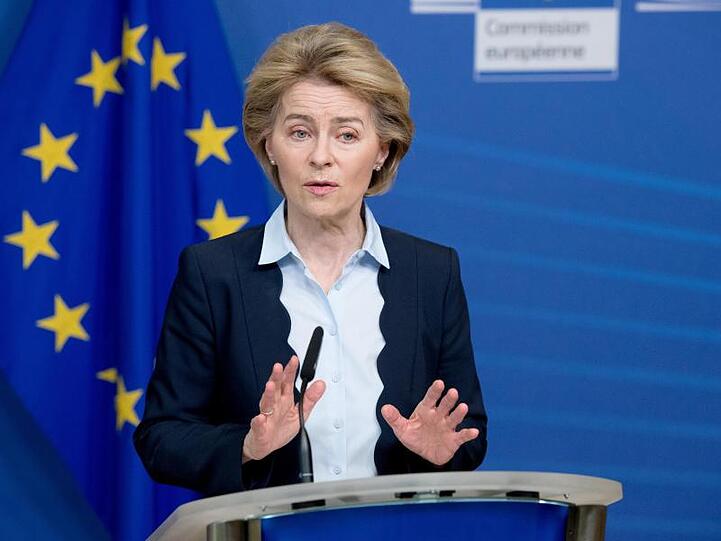 Ursula von der Leyen, Präsidentin der Europäischen Kommission, spricht während einer Pressekonferenz nach dem Treffen der Europäischen Kommissare im EU-Hauptquartier. Angesichts der erwarteten Wirtschaftskrise infolge der Coronavirus-Pandemie will die EU-Kommission die Haushaltsregeln lockern. (zu dpa "EU-Kommission will wegen Corona-Krise Haushaltsregeln lockern").