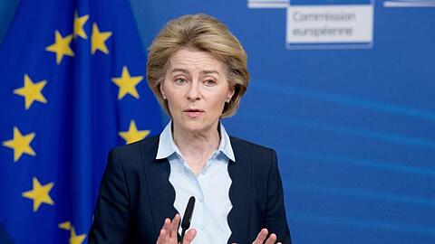 Ursula von der Leyen, Präsidentin der Europäischen Kommission, spricht während einer Pressekonferenz nach dem Treffen der Europäischen Kommissare im EU-Hauptquartier. Angesichts der erwarteten Wirtschaftskrise infolge der Coronavirus-Pandemie will die EU-Kommission die Haushaltsregeln lockern. (zu dpa "EU-Kommission will wegen Corona-Krise Haushaltsregeln lockern").