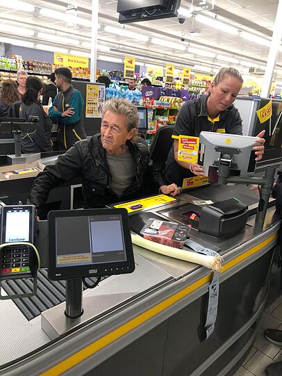 Kassentrainerin Edina Heuwieser (rechts) weist Musik-Superstar Peter Maffay in die Arbeit an der Supermarkt-Kasse ein. Kassentrainerin Edina Heuwieser (rechts) weist Musik-Superstar Peter Maffay in die Arbeit an der Supermarkt-Kasse ein.