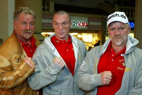Die Wikinger vereint: Manager Winfried Spiering (l.) mit seinem Boxer Sebastian Sylvester und dessen Trainer Hartmut Schröder (r.).