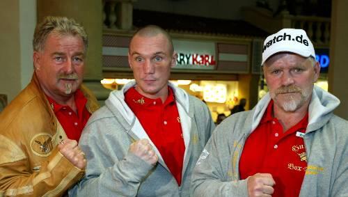 Die Wikinger vereint: Manager Winfried Spiering (l.) mit seinem Boxer Sebastian Sylvester und dessen Trainer Hartmut Schröder (r.). Die Wikinger vereint: Manager Winfried Spiering (l.) mit seinem Boxer Sebastian Sylvester und dessen Trainer Hartmut Schröder (r.).