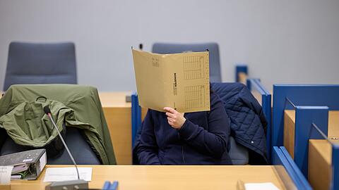 Der Prozess begann ohne den angeklagten Gro&szlig;vater