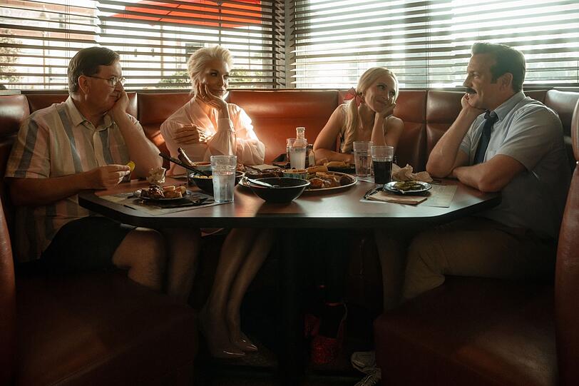 Spare Ribs f&uuml;r die G&auml;ste: Leslie (Jeremy Swift, links) Clubchefin Rebecca (Hannah Waddingham, zweite von links) und Keeley (Juno Temple) sind extra nach Kansas geflogen, um Ted Lasso zur R&uuml;ckkehr zu AFC Richmond zu &uuml;berreden.