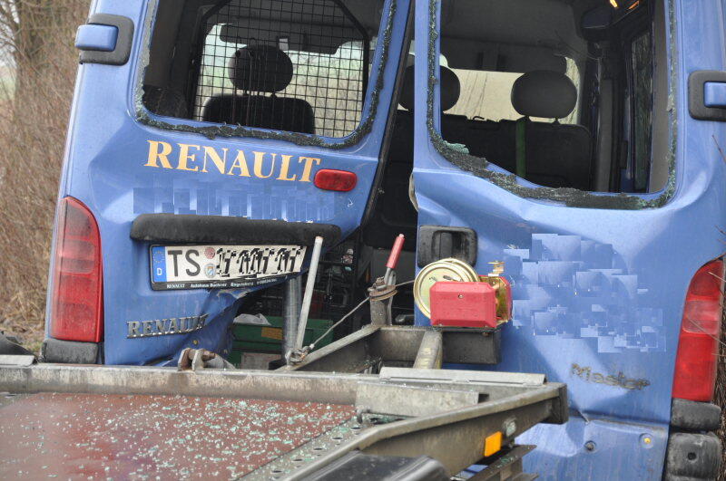 Am Donnerstagmorgen kam es auf der B299 zwischen Altötting und Unterneukirchen zu einem schweren Verkehrsunfall. Der Fahrer eines BMWs überholte mehrere Fahrzeuge und kam dabei ins schleudern. Daraufhin kollidierte das Fahrzeug mit einem Kleintransporter. Dieser erfasse den BMW seitlich auf der Fahrerseite.

Der Fahrer des erlag sofort seinen Verletzungen. Der Fahrer des Transporters wurde mit leichten Verletzungen ins Krankenhaus gebracht.