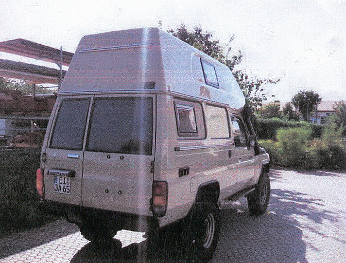 Wer hat diesen auffälligen Toyota Landcruiser gesehen? Der Van mit dem Kennzeichen EI-JA 65 wurde zu einem Wohnmobil umgebaut.