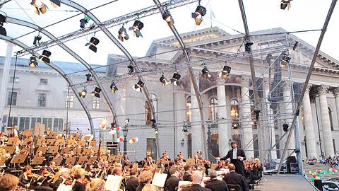Das Bayerische Staatsorchester beim Konzert im Juli 2010 auf dem Max-Joseph-Platz.
