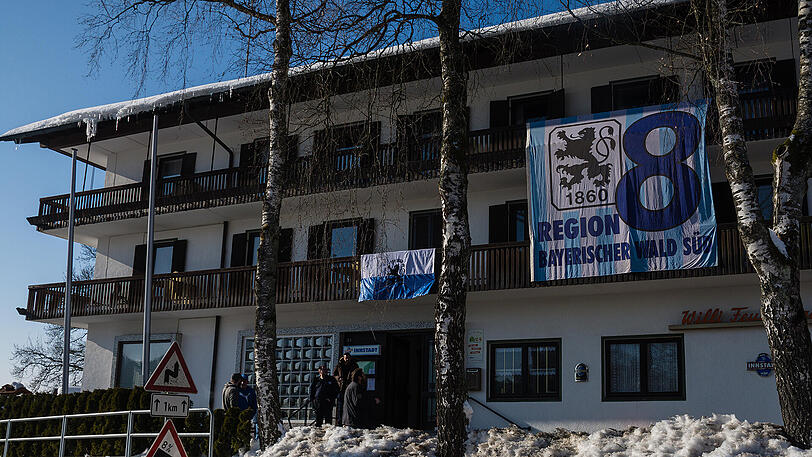 Bei Weiß-blauem Himmel waren die Löwen zu Gast im Bayerischen Wald.
