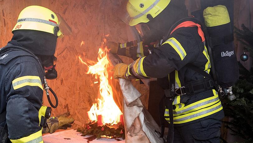 Ein brennender Adventskranz hat in Mittersendling einen Feuerwehreinsatz ausgelöst. (Symbolbild)