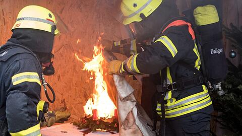 Ein brennender Adventskranz hat in Mittersendling einen Feuerwehreinsatz ausgelöst. (Symbolbild)