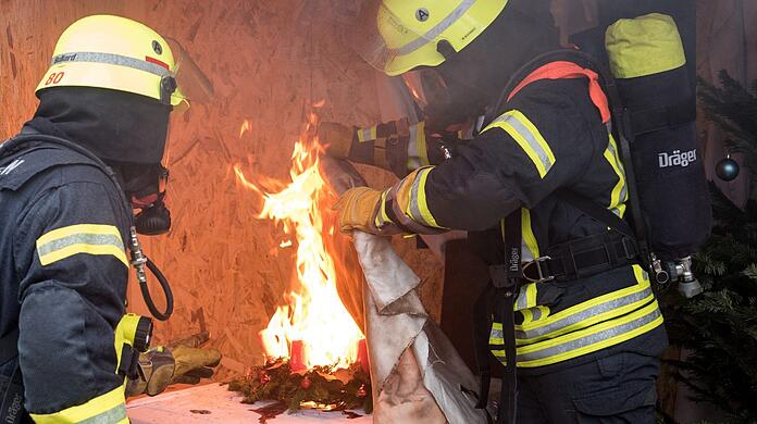 Ein brennender Adventskranz hat in Mittersendling einen Feuerwehreinsatz ausgelöst. (Symbolbild)
