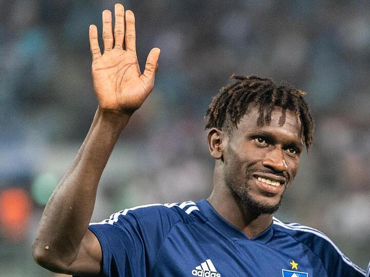 Bakery Jatta winkt in Richtung Fans und bedankt sich. Foto: Robert Michael/Archiv