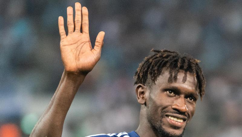 Bakery Jatta winkt in Richtung Fans und bedankt sich. Foto: Robert Michael/Archiv