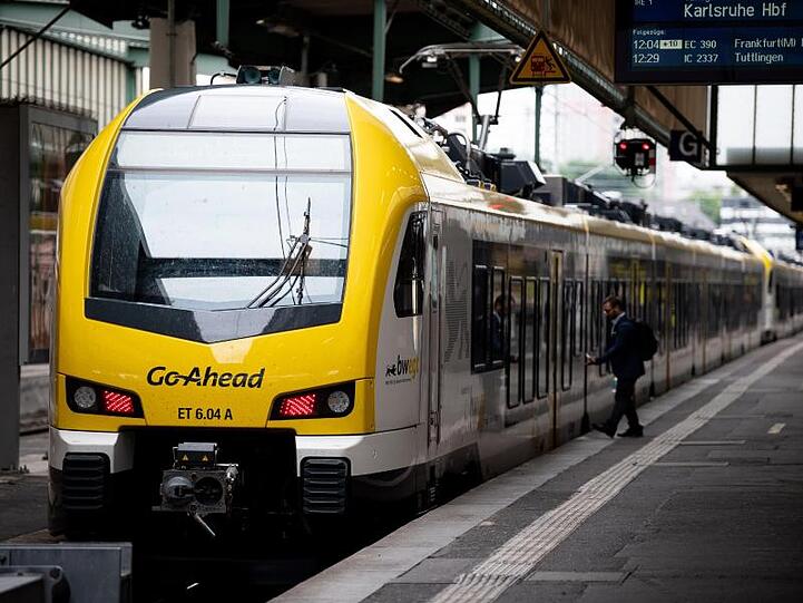 Ein Zug des Bahnunternehmens Go-Ahead am Stuttgarter Hauptbahnhof. Foto: Fabian Sommer/dpa/Archivbild