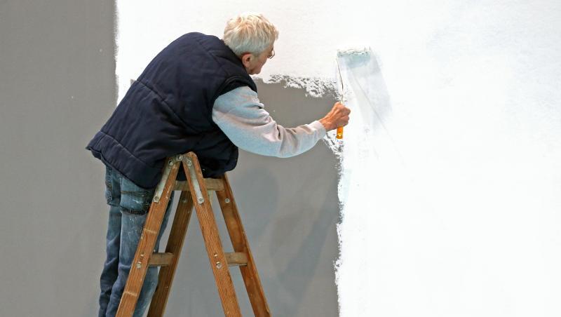 Älterer Maler auf der Leipziger Messe. Immer mehr Ältere arbeiten. Älterer Maler auf der Leipziger Messe. Immer mehr Ältere arbeiten.