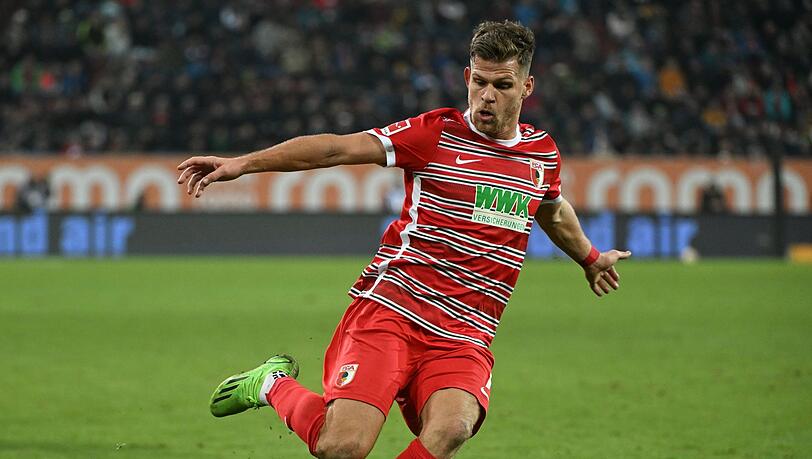 Florian Niederlechner vom FC Augsburg spielt den Ball.