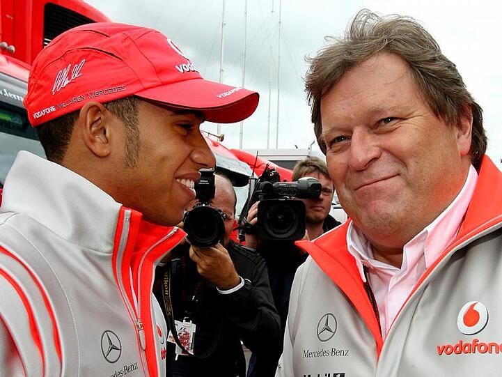 Norbert Haug (re.) ist Hamiltons Chef bei McLaren-Mercedes.