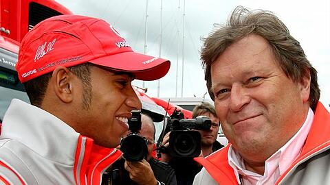 Norbert Haug (re.) ist Hamiltons Chef bei McLaren-Mercedes.