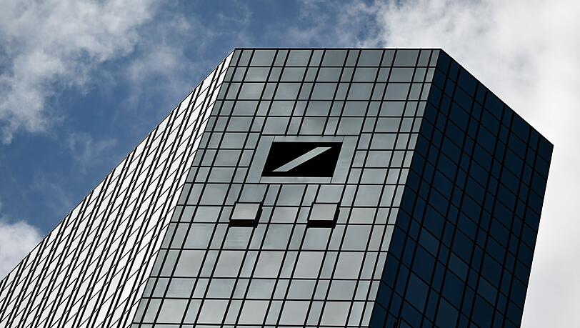 Die Deutsche Bank investiert in Beratung per Video und Telefon - und schließt kleinere Filialen (Archivfoto).