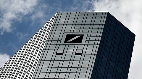 Die Deutsche Bank investiert in Beratung per Video und Telefon - und schließt kleinere Filialen (Archivfoto).