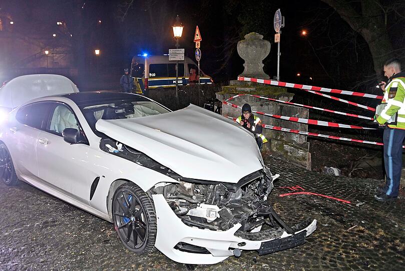 Die Fahrt des Rasers im BMW 850i M endete am massiven steinernen Geländer im Auslauf der Luitpoldbrücke.
