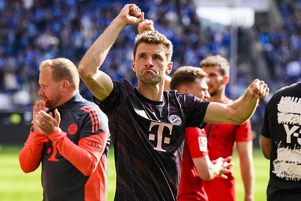Der Bayern-Liebling sagt Servus: Thomas Müller nach dem Sieg gegen Hoffenheim. Seine Frau Lisa sitzt lieber bei Cathy - als auf der Tribüne. Der Bayern-Liebling sagt Servus: Thomas Müller nach dem Sieg gegen Hoffenheim. Seine Frau Lisa sitzt lieber bei Cathy - als auf der Tribüne.