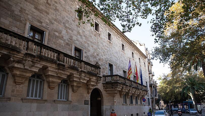 Ein deutscher Urlauber ist vom Landgericht in Palma auf Mallorca vom Vorwurf des versuchten Polizistenmordes freigesprochen worden. Er erhielt eine zweijährige Bewährungsstrafe wegen Körperverletzung und Widerstands gegen die Staatsgewalt. (Archivbild)