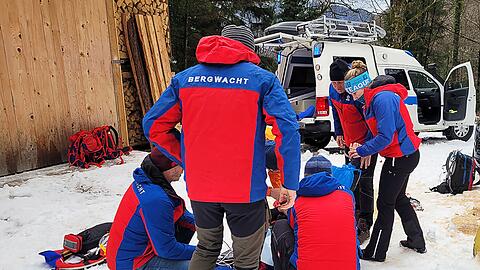 Zun&auml;chst k&uuml;mmerte sich die Bergwacht um den Waldarbeiter. (Handout)