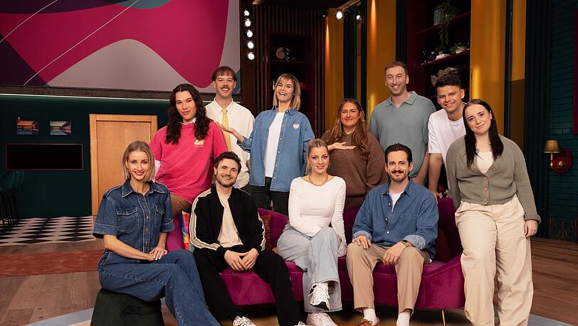 Sie sind bei "LOL Next" dabei. Hintere Reihe (v.l.): Helge Mark, Aditotoro, Hazel Brugger als Moderatorin, SelfieSandra, Freshtorge, Paul Luca Fischer. Vordere Reihe (v.l.): Alina Bock, Phil Laude, Marti Fischer und Maria Ziffy. Sie sind bei "LOL Next" dabei. Hintere Reihe (v.l.): Helge Mark, Aditotoro, Hazel Brugger als Moderatorin, SelfieSandra, Freshtorge, Paul Luca Fischer. Vordere Reihe (v.l.): Alina Bock, Phil Laude, Marti Fischer und Maria Ziffy.