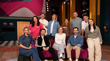 Sie sind bei "LOL Next" dabei. Hintere Reihe (v.l.): Helge Mark, Aditotoro, Hazel Brugger als Moderatorin, SelfieSandra, Freshtorge, Paul Luca Fischer. Vordere Reihe (v.l.): Alina Bock, Phil Laude, Marti Fischer und Maria Ziffy.