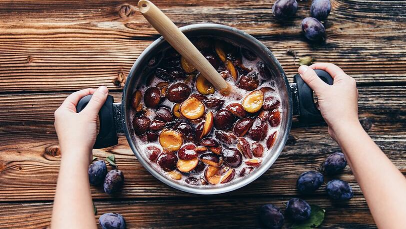 Aus Zwetschgen lässt sich mehr machen als nur leckerer Kuchen. Aus Zwetschgen lässt sich mehr machen als nur leckerer Kuchen.