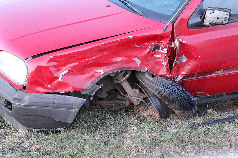 Am Mittwochabend ist es zwischen Peterskirchen und Tacherting zu einem schweren Unfall gekommen. Ein Motorrad-Fahrer ist beim Überholen mit einem entgegenkommenden PKW zusammengekracht. Durch die Wucht des Aufpralls wurde der 27-Jährige von seinem Motorrad geschleudert und dabei lebensbedrohlich verletzt. Er musste mit dem Hubschrauber ins Krankenhaus geflogen werden.