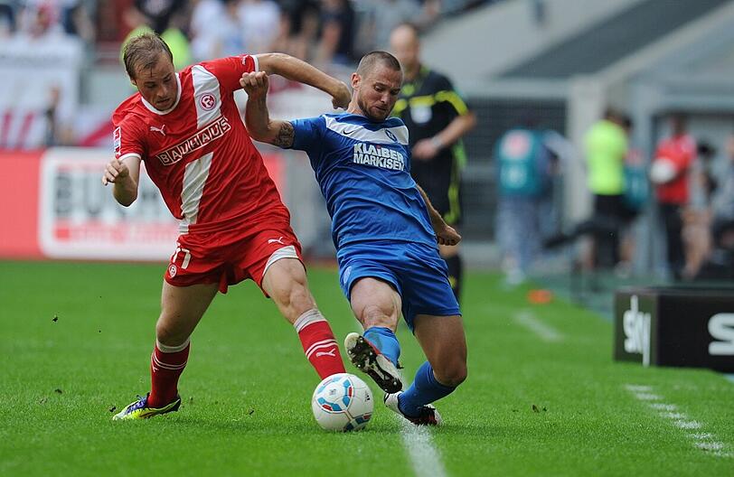 Düsseldorfs Überflieger Maxi Beister (l., hier im Spiel gegen den Karlsruher SC)
