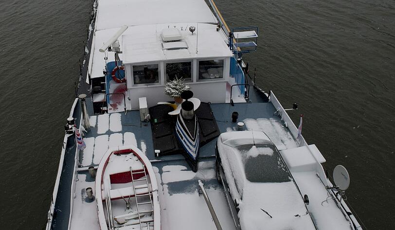 Ein Boot auf dem Main ist ebenfalls komplett verschneit.