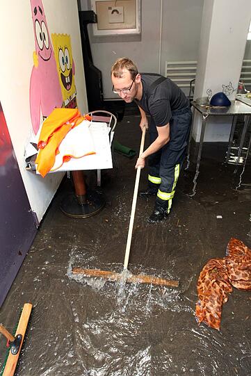 Hilfskräfte versuchen am 20.06.2013 in Hermeskeil (Rheinland-Pfalz) das Wasser aus dem Jugendzentrum zu entfernen. Gewitterregen sorgte in weiten Teilen von Rheinland-Pfalz für Überflutungen.