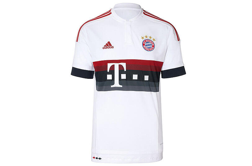 Arjen Robben präsentiert seine neue Arbeitskleidung. So sieht das neue Auswärtstrikot des FC Bayern.